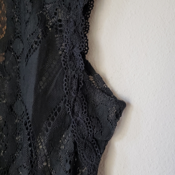 ❗SOLD❗ Lace Mock Neck Sleeveless Blouse - Picture 6 of 11